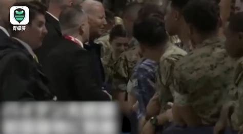 拜登访日与女兵握手自拍，其助手携核手提箱抵达广岛_北晚在线