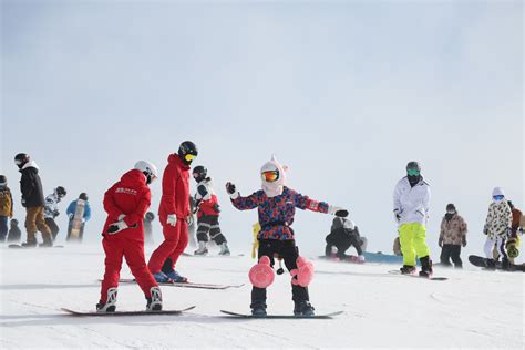 三个滑雪者下山高清图片下载-正版图片501510979-摄图网