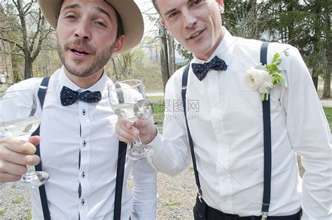 在婚礼上拿着葡萄酒杯庆祝的男子高清图片下载-正版图片501852267-摄图网