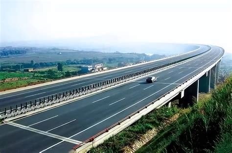 明董高速上跨308国道桥梁梁板开始吊装，平度段完成工程总量75% - 青岛新闻网