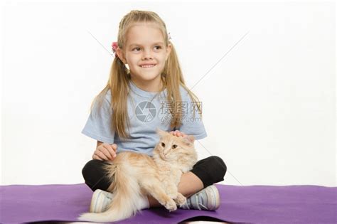 和猫一起坐在地毯上的快乐女孩6岁的欧洲女孩在与家猫一起坐地毯上运动后在与家猫一起坐地毯上运动之后在6岁的欧洲女孩坐在地毯上高清图片下载-正版 ...