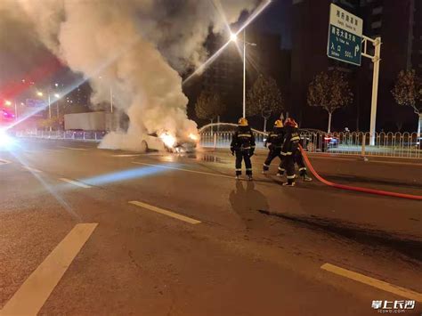 深圳大鹏：高速路上车辆自燃，消防救援人员紧急出动|消防|自燃|高速路_新浪新闻