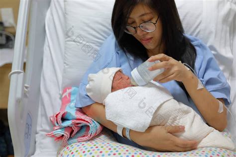 母亲养育母亲用奶瓶喂哺婴儿喝母乳-包图企业站