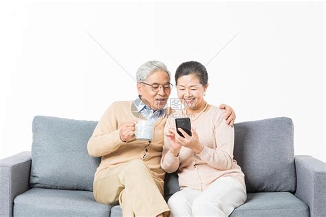 老年夫妻看手机高清图片下载-正版图片501049411-摄图网
