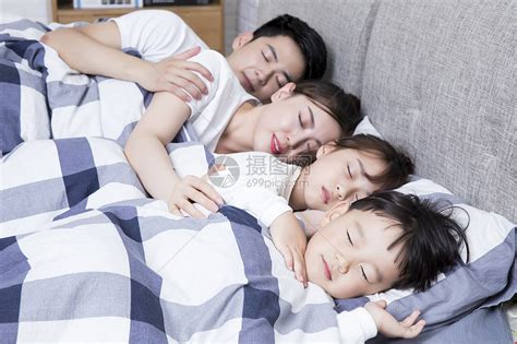 一家人一起睡觉高清图片下载-正版图片500962413-摄图网