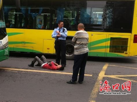 海口龙华路发生交通事故 行人横穿马路被公交车撞倒_海口网