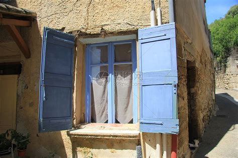 普罗旺斯的窗口木头快门房子砖块蓝色建筑石头黄色百叶窗高清图片下载-正版图片320749698-摄图网