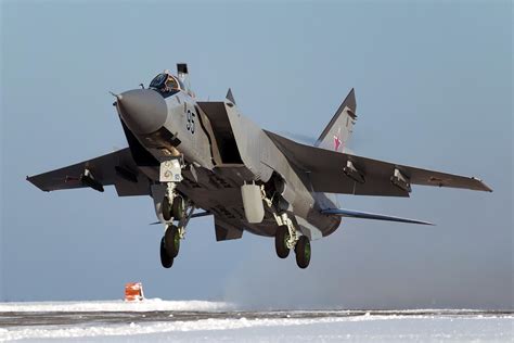 老当益壮，俄米格-31截击机依然强悍，在巴伦支海拦截北约飞机_凤凰网