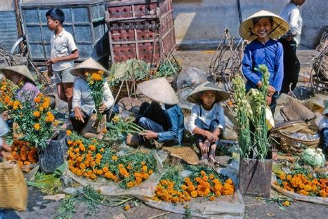 老照片：1969年的越南，芹苴市马路市场上的各种路边 - 派谷照片修复翻新上色