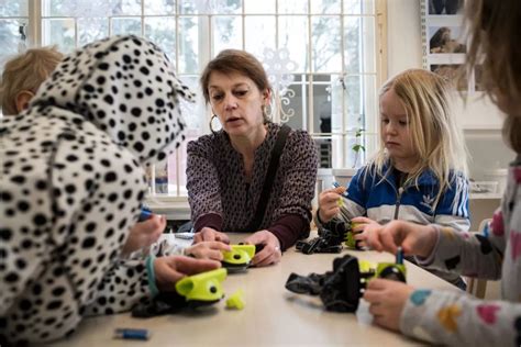 瑞典幼儿园推行性别中立教育，能消除固化性别思维？