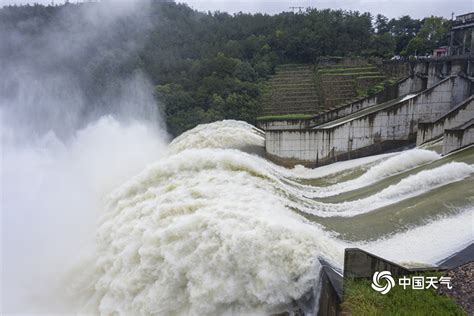 壮观！湖北黄冈最大水库白莲河水库开闸泄洪-图片-中国天气网