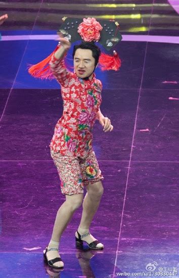 王祖蓝穿红袄丝袜造型怪异 自称春节最时尚造型_娱乐新闻_海峡网