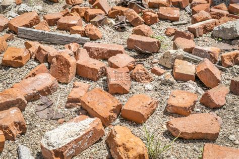 废弃的红砖堆积在垃圾场砖瓦砾高清图片下载-正版图片503924750-摄图网