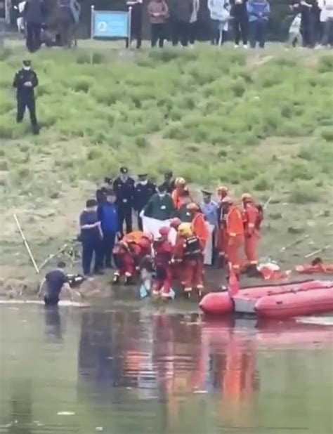 流传出的朋友圈截图显示，事发地点为山东滕州上善公园，一男子勇救轻生女子，结果不幸溺亡。