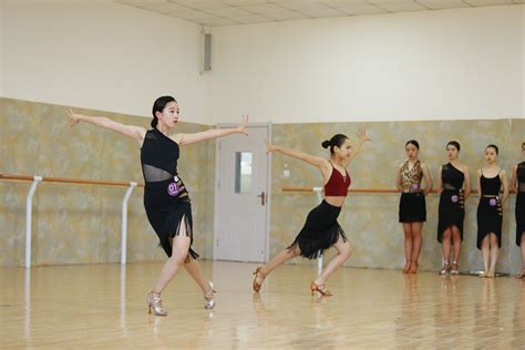 青岛拉丁舞艺考培训班收费一般多少 在山东如何选择拉丁舞培训班_2023舞蹈艺考最新资讯-舞蹈艺考培训就在舞研艺考！