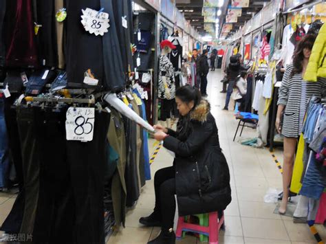 实拍广州十三行服装批发市场开始清货，网友：这档口简直要火了！