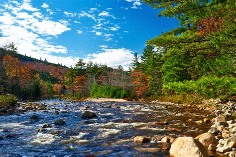 秋天的斯威夫特河,美国新罕布什尔州白山森林高清图片下载-正版图片300543319-摄图网