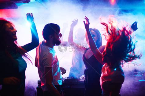 年轻朋友在夜总会跳舞高清图片下载-正版图片501836265-摄图网