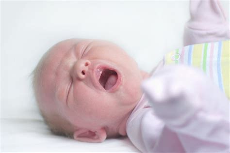 婴儿半夜吐奶怎么回事（新生儿为啥一到晚上就哭闹）-幼儿百科-魔术铺