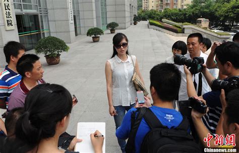 雷政富不雅视频“躺枪”女模赴重庆 现身庭外证清白-中新网