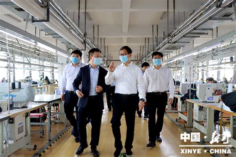 河南南阳市委副书记金浩深入新野县对纺织服装产业进行调研