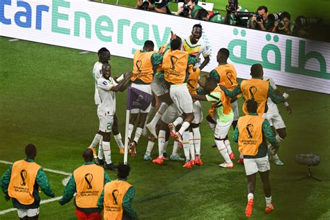 💃🏿狂欢吧！塞内加尔国家队开启夺冠游行，庆典现场人山人海-直播吧zhibo8.cc