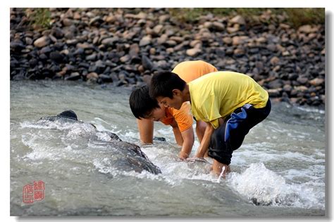 小孩河边玩水图片,河边玩水,图片_大山谷图库