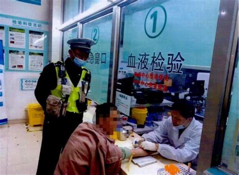 男子醉酒无证驾车，等红灯时睡着被民警叫醒 - 周到上海