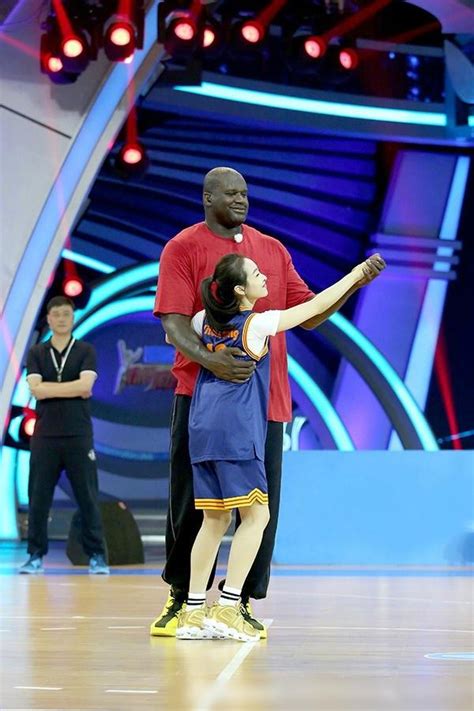 168cm宋茜与216cm篮球巨星奥尼尔篮球场跳舞，这身高差萌的没谁了