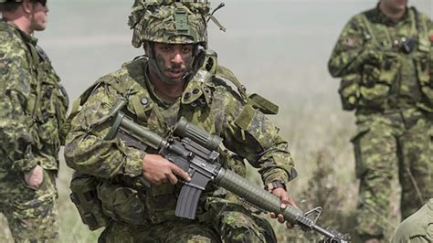 加拿大宣布对乌克兰军援新计划 包括2万多支步枪