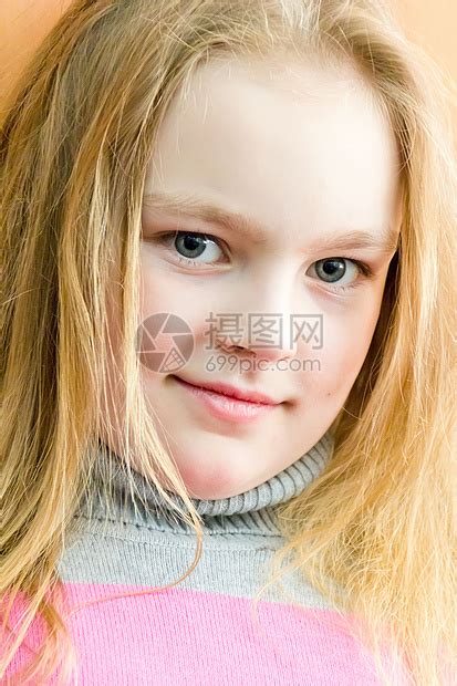 可爱女孩七岁白色女学生孩子微笑童年蓝色金发高清图片下载-正版图片322117074-摄图网