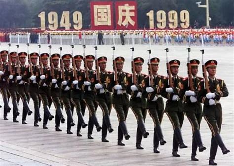人靠衣装：中国历次阅兵“男神们”都穿啥？_新闻_腾讯网
