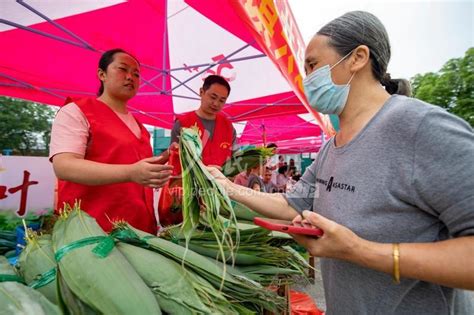 浙江金华：村书记进城“吆喝” 助农直销农产品-人民图片网