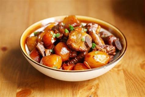 胡萝卜土豆炖排骨的做法【步骤图】_下饭菜_下厨房
