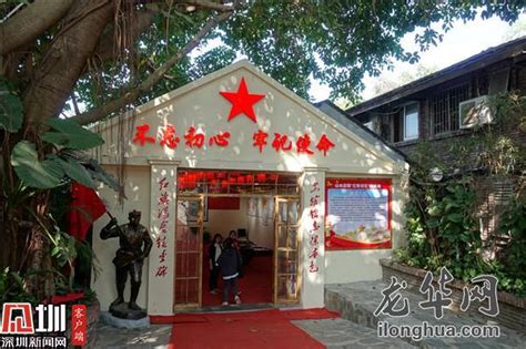 上海：红色电话亭“变身”微型“新华路书店”-人民图片网