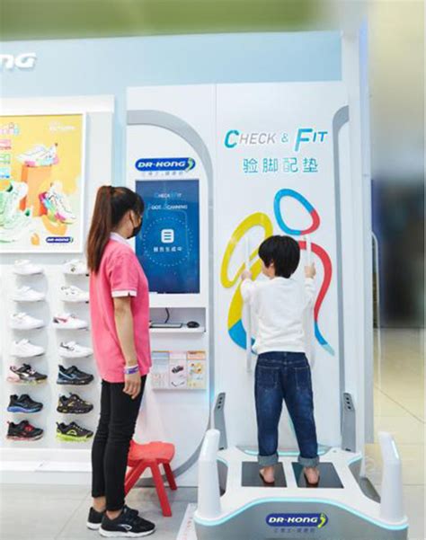 和童星陈天雨一起验脚配垫，保护足部健康-鞋业资讯-设计中国