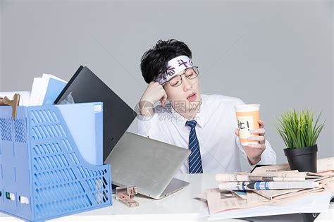 工作压力大疲惫不堪的男青年高清图片下载-正版图片501055659-摄图网