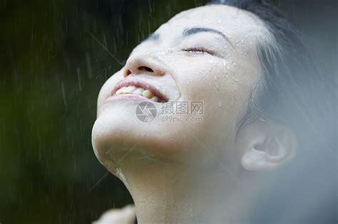 享受雨中的女人高清图片下载-正版图片502122131-摄图网