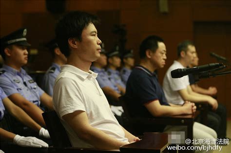 广东潮州23人涉黑案一审宣判：破坏矿产资源矿霸获刑25年|界面新闻 · 快讯