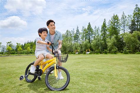 骑车带孩子的父亲元素素材下载-正版素材401745450-摄图网