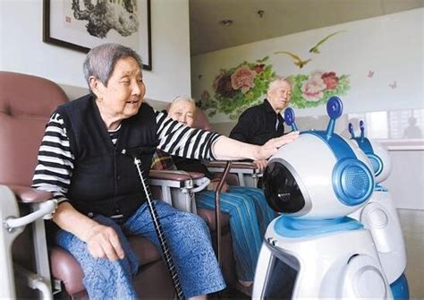 “阿铁”机器人：帮你照看年迈的父母_智能家居新闻-中关村在线