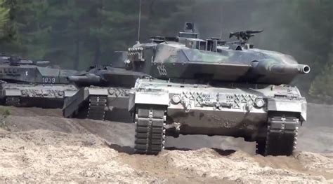 德国豹2A5坦克实弹射击演练，视觉效果绝对称得上军事大片！_新浪新闻