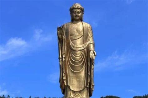 宗教素材设计一座高大的佛像坐在莲花座上面容慈祥向世人宣讲佛法