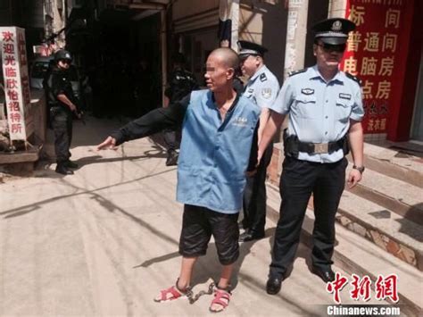 昨天，两名冒充武警军官的犯罪嫌疑人被上海武警抓获(图)_新闻中心_新浪网