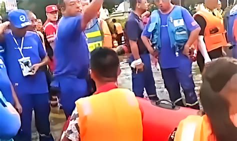 救援队抵达涿州塌陷小区，又成功救出7名被困群众，公羊救援队已救出33人_凤凰网视频_凤凰网