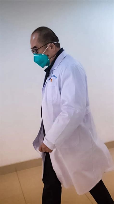 武汉金银潭医院院长：护目镜胶鞋等经过消毒后可重复使用