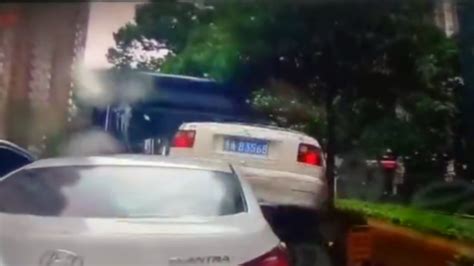 南京九车连环相撞 一车被顶起“爬”上车顶-新闻中心-南海网