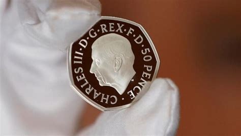 英国公布查尔斯三世硬币肖像 首批发行的钱币面值5英镑_军事频道_中华网