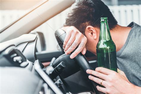 醉酒男子驾驶一辆汽车在路上载着啤酒瓶的车危险醉酒驾驶概念保持鬼运输高清图片下载-正版图片307961426-摄图网