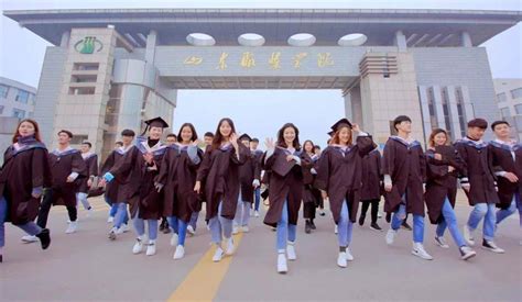 山东服装职业学院服装表演专业2020级学生 亮相2021春夏中国国际时装周